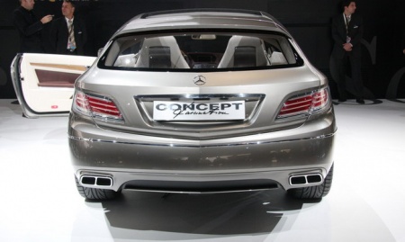 Новый Mercedes получил три двери