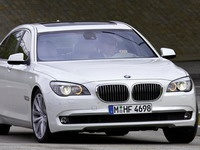 Самая мощная "семерка" BMW получила мотор V12 с двумя турбинами