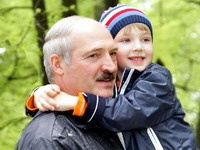 Александр и Коля Лукашенко собираются в вильнюсский аквапарк