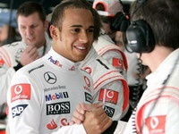 Льюис Хэмилтон выиграл ночную гонку "Формулы-1"