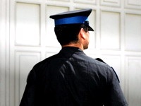 Страсть женщины к мужчинам в униформе привела к суду