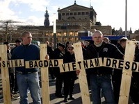 Дрезден перегородят живой цепью против траурного марша неонацистов Дрезден перегородят живой цепью против траурного марша неонацистов