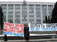 Вход в здание правительства Молдавии заблокировали пенсионеры