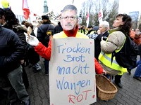 Немецким безработным в целях экономии прописали холодный душ Немецким безработным в целях экономии прописали холодный душ