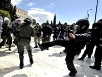 Полиция применила газ против бастующих греков Полиция применила газ против бастующих греков
