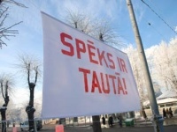 В Риге снесли антиправительственный палаточный городок