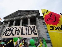 В Берлине прошла массовая акция протеста против продления работы АЭС