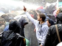 В Штутгарте демонстрантов разогнали водометами и слезоточивым газом