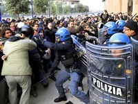 Бунтующие итальянские студенты прорвались в Колизей