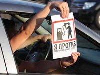 Бунт автовладельцев заставил власти снизить цены на бензин