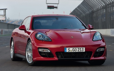 Porsche Panamera GTS   -