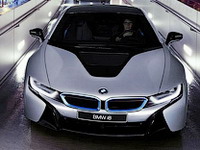 Гибрид BMW i8 стал первой серийной моделью с лазерными фарами