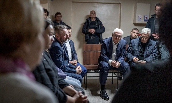 Президент Германии провел полтора часа в бомбоубежище в Украине