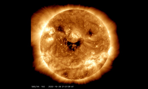 NASA сфотографировало «улыбающееся» Солнце NASA сфотографировало «улыбающееся» Солнце