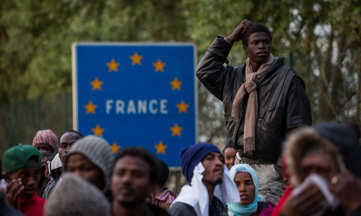 Во Франции одобрили законопроект об ужесточении миграционных правил