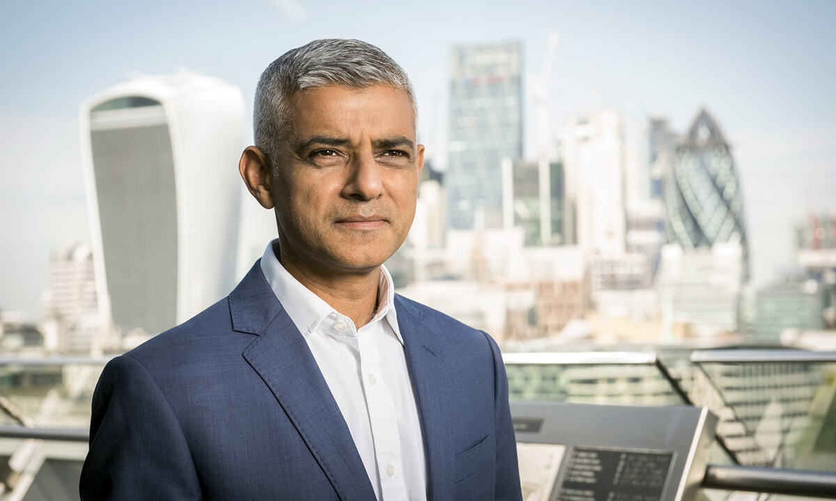 Мэр Лондона поддержал идею передавать Украине сданные в утиль машины