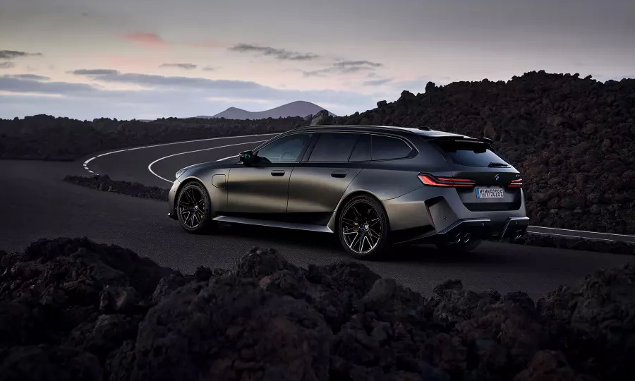 BMW представила свой самый мощный универсал M5 Touring