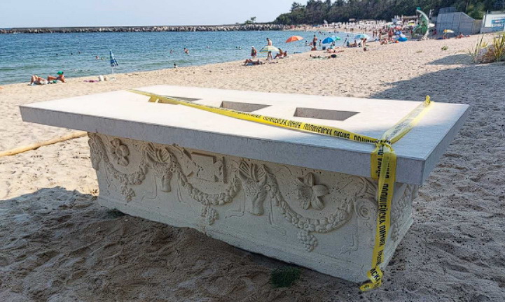 На пляже в Болгарии использовали древнеримский саркофаг вместо стола