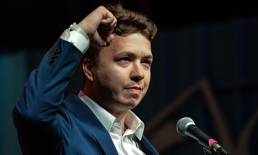 Роман Протасевич поработал сварщиком и улетел отдыхать в Дубай