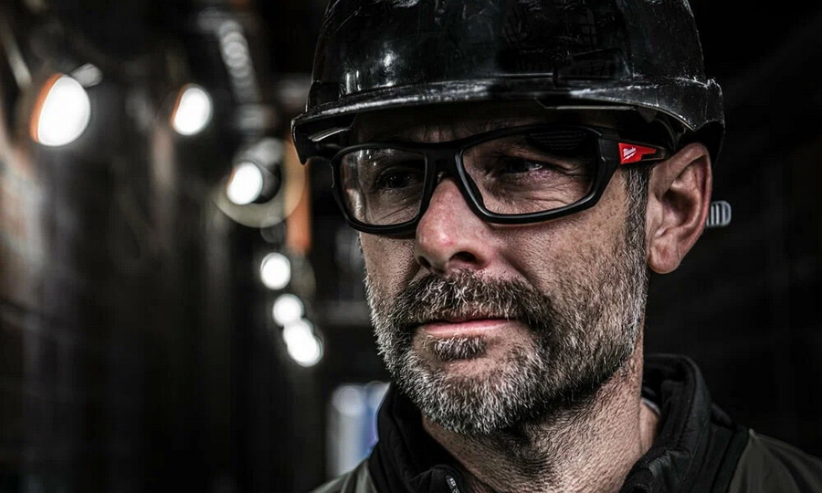 Защитные очки: история появления и современные решения